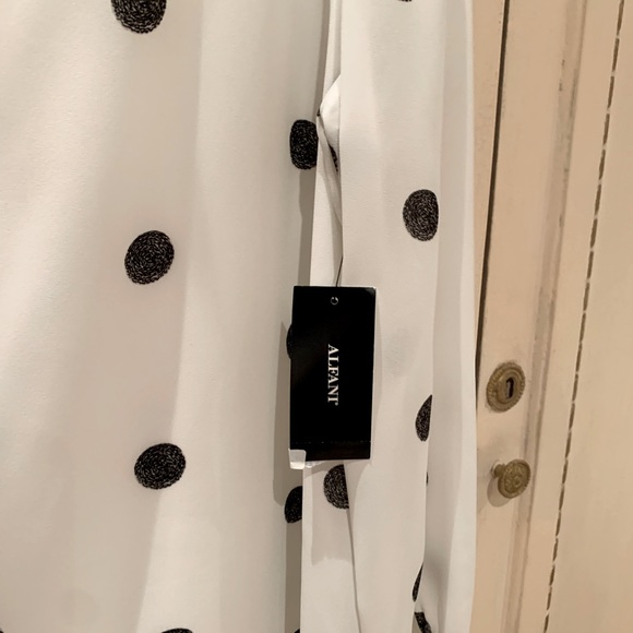 Gorgeous brand new Alfani white dotted blouse in black.size : M - Picture 10 of 13